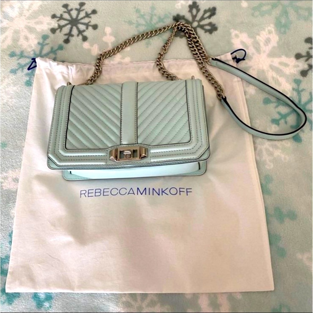 Beautiful blue cross body purse, it’s more of a light Tiffany color blue.